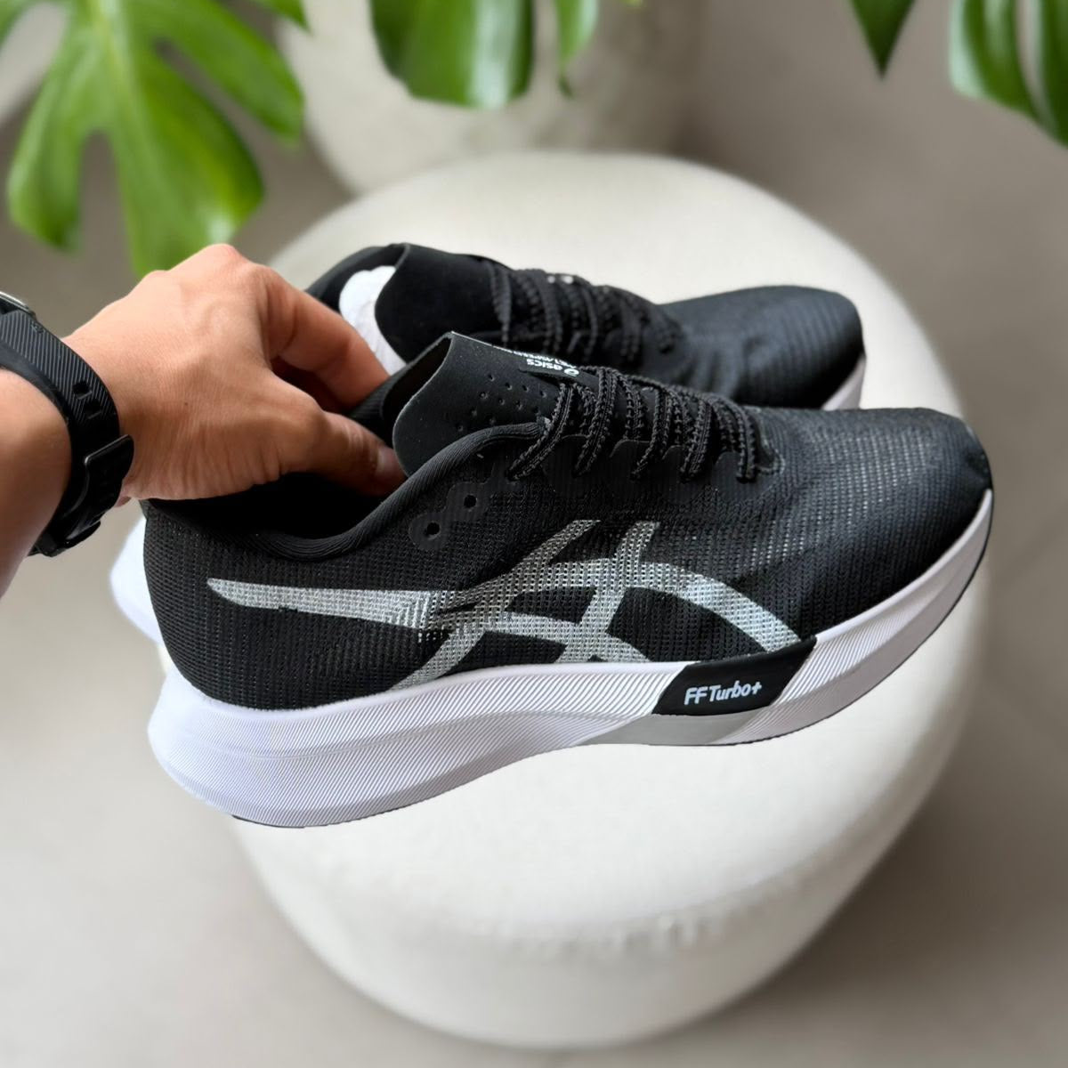 ASICS TURBO NEGRA