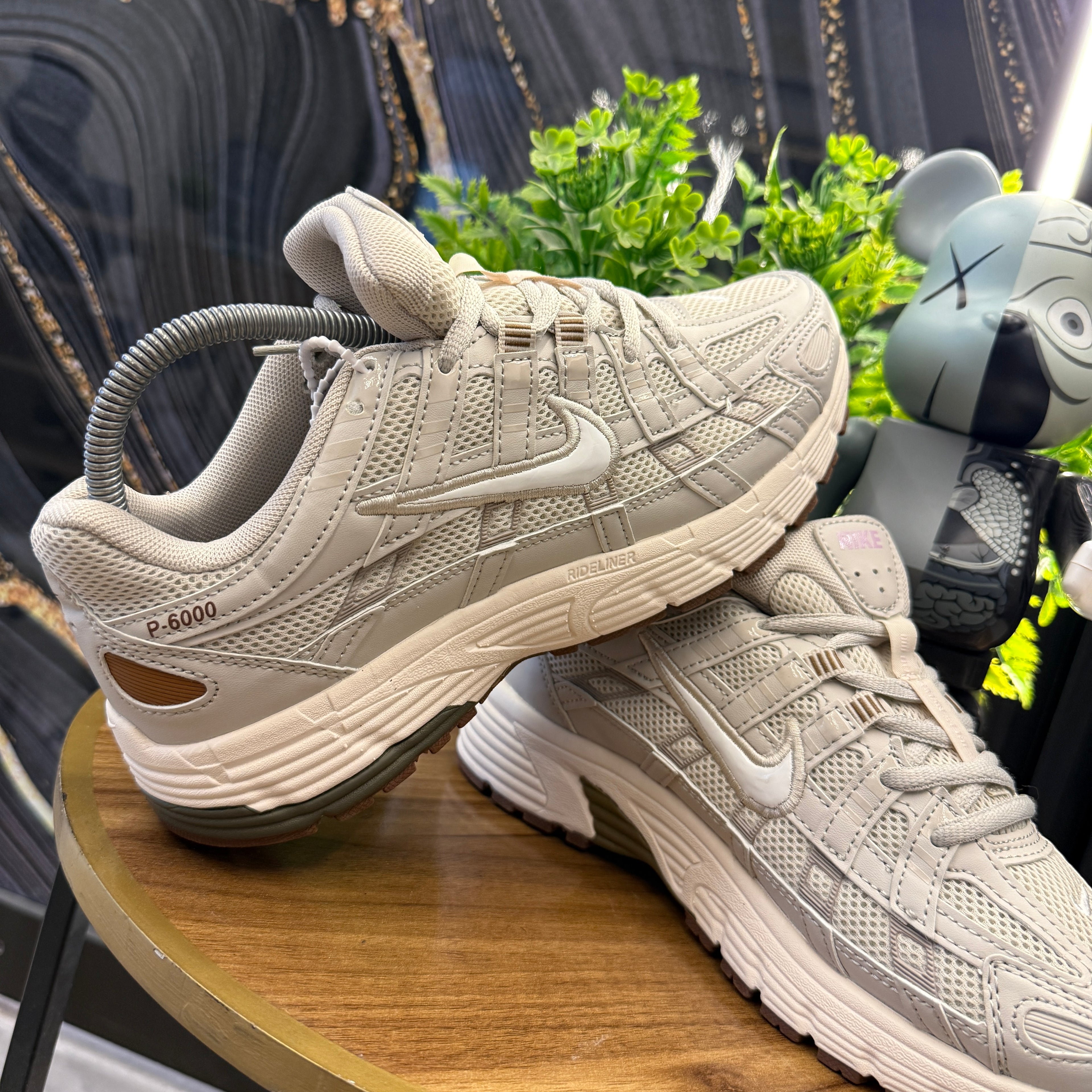 NIKE P-6000 GRIS BEIGE